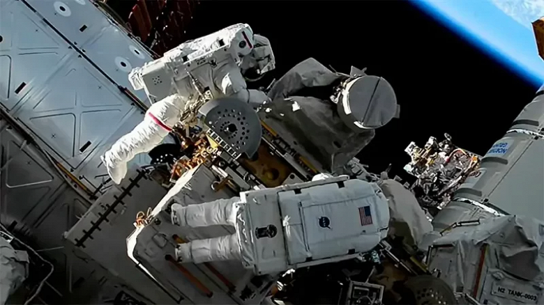 Kadın astronot Jasmine Moghbeli çantasını ISS'nin dışında kaybetti: Dünya'nın dürbünle görülebilen yeni bir parlayan uydusu var - Dünyadan Güncel Teknoloji Haberleri